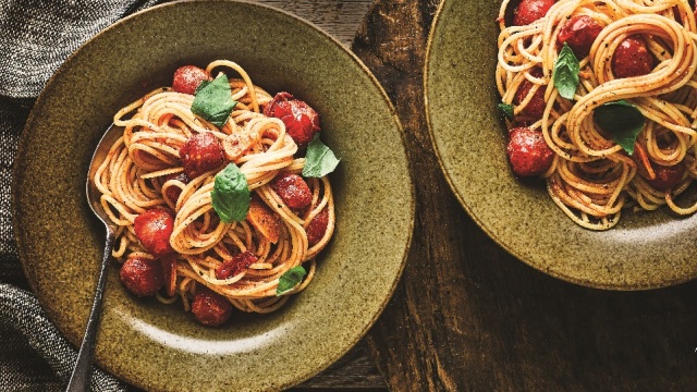 εύκολο-σπαγγέτι-με-ντοματίνια-και-βασ-1643863