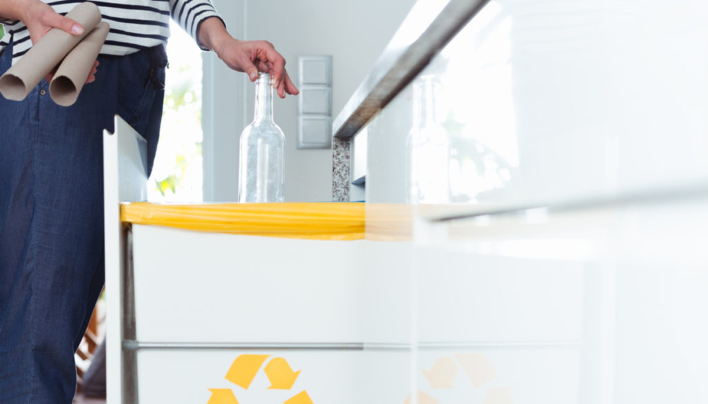 κάδος-σκουπιδιών-στο-ντουλάπι-της-κου-1680047