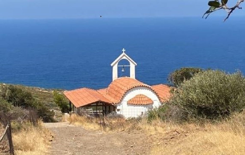 χανιά-σκαρφάλωσαν-στην-πέργκολα-και-έ-1707327