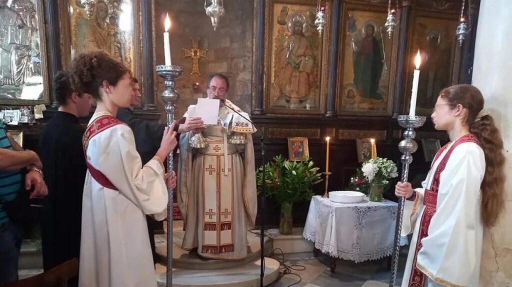 σε-αργία-τέθηκε-ιερέας-που-έντυσε-παπα-1707891