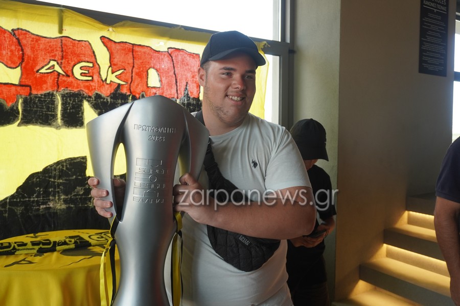 «Κιτρινόμαυρος» χαμός και στα Χανιά από τους φίλους της ΑΕΚ με την κούπα του πρωταθλήματος (VIDEO - ΦΩΤΟ)