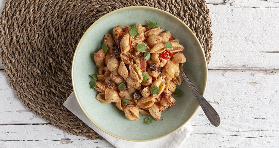 ζυμαρικά-με-ψητή-φέτα-και-ντοματίνια-1723086