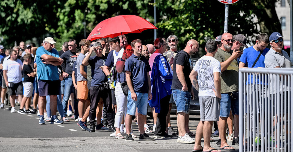 ντιναμό-ζάγκρεμπ-ουρές-στα-εκδοτήρια-1746981