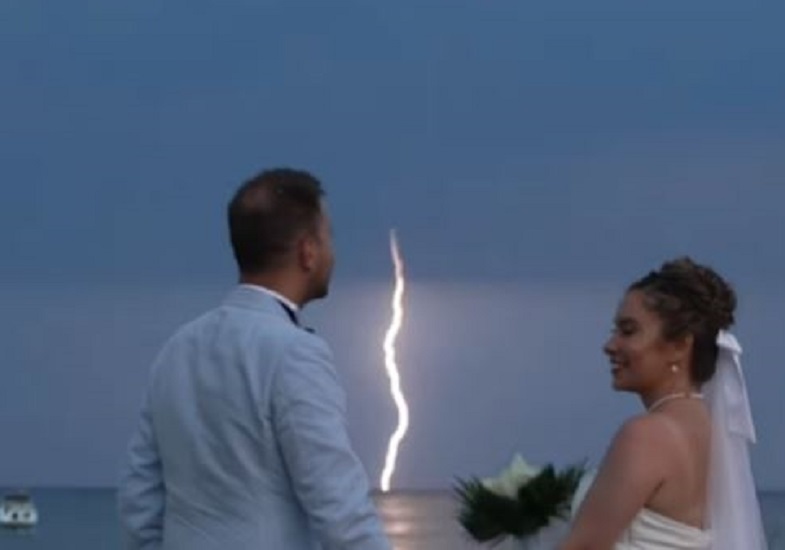 εντυπωσιακό-βίντεο-νεόνυμφοι-φιλιού-1753088