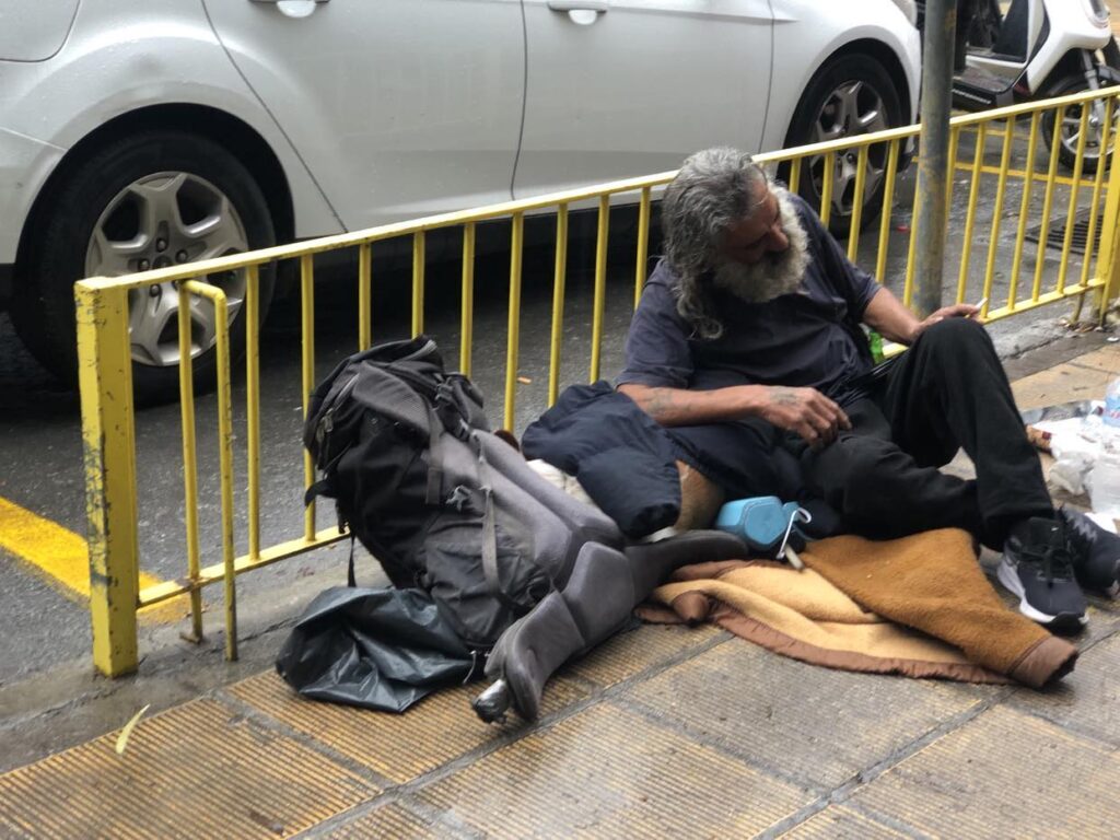 κρήτη-h-συγκινητική-στιγμή-που-άστεγος-1802627