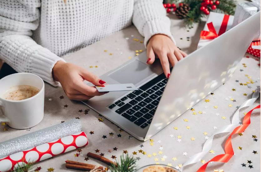 skroutz-αυξήθηκαν-οι-εορταστικές-online-αγορές-1826274