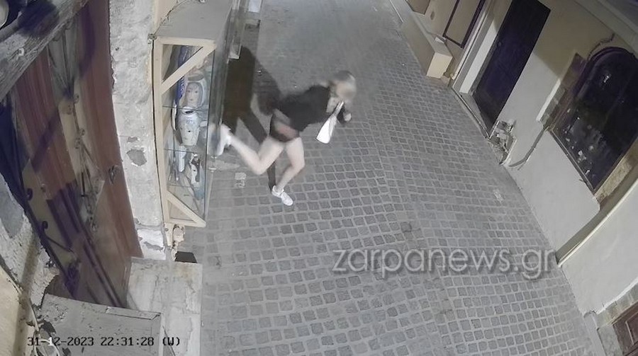 χανιά-έξαλλη-νεαρή-ρίχνει-κλωτσιά-σε-β-1822633