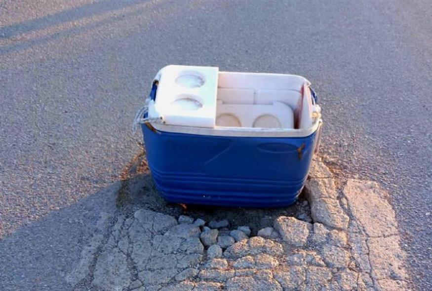 απίθανο-έκλεισαν-λακκούβα-στον-δρόμο-1849979