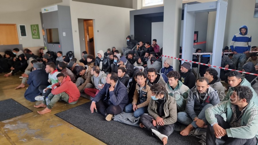 Με εισαγγελική εντολή έφεραν τους 114 μετανάστες από την Αγία Γαλήνη στα Χανιά – Πού τους έχουν τώρα