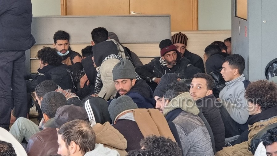 Με εισαγγελική εντολή έφεραν τους 114 μετανάστες από την Αγία Γαλήνη στα Χανιά – Πού τους έχουν τώρα
