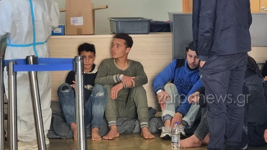 Με εισαγγελική εντολή έφεραν τους 114 μετανάστες από την Αγία Γαλήνη στα Χανιά – Πού τους έχουν τώρα