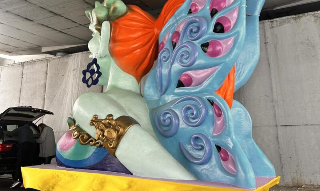 απίστευτο-καρναβαλικό-άρμα-σφήνωσε-σ-1863810