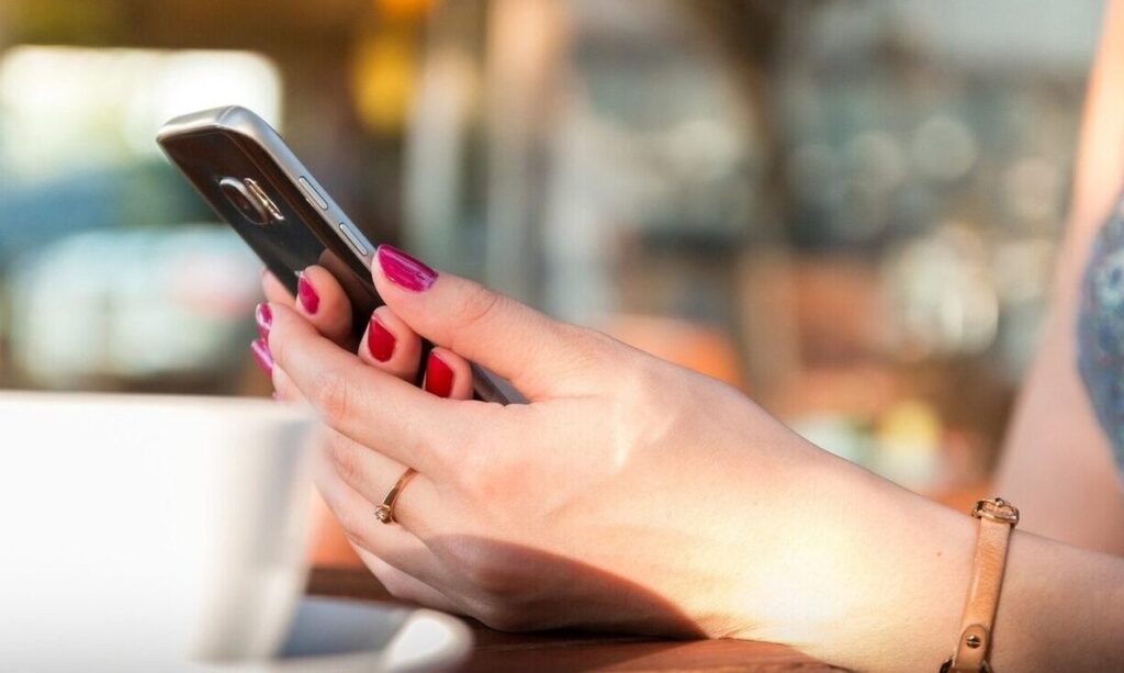 αυξήσεις-φωτιά-σε-σταθερό-κινητό-και-ί-1859184