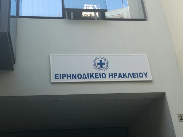 άγνωστοι-έκαναν-θρύψαλα-την-είσοδο-τ-1859787