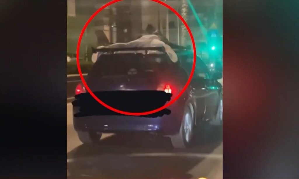 car-surfing-νέο-επικίνδυνο-challenge-παριστάνουν-του-1874633