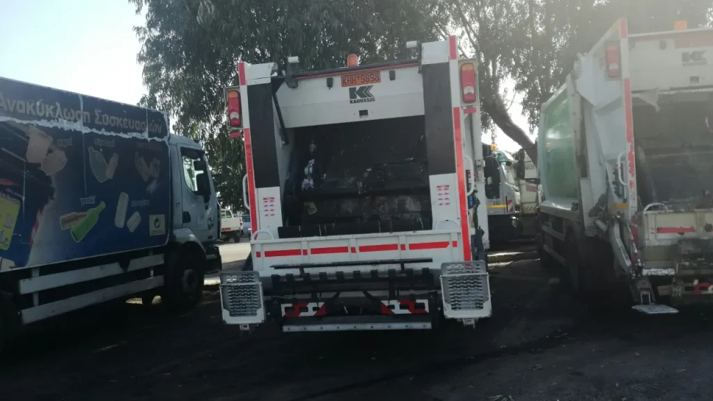 πέταξαν-καυστικό-υγρό-σε-κάδο-ανακύκλ-1904899