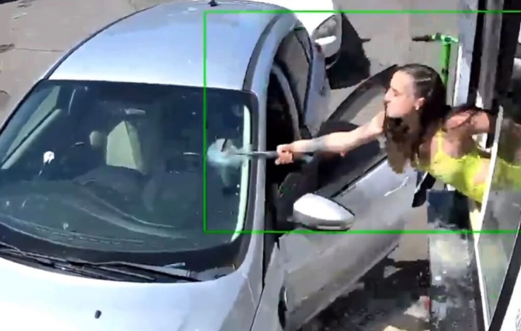 πέταξε-καφέ-σε-υπάλληλο-επειδή-του-φάν-1916755