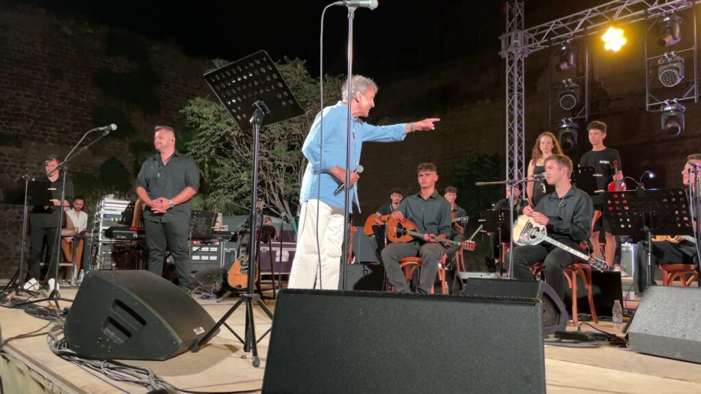 στα-χανιά-ο-γιώργος-νταλάρας-μαγική-β-1924648