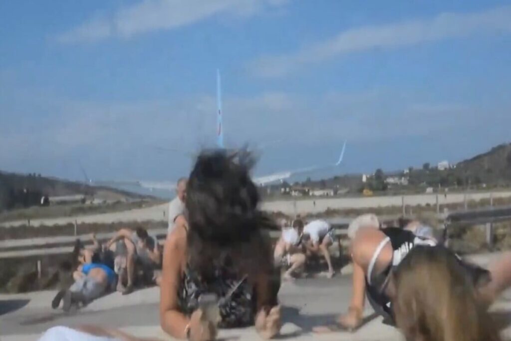 σκιάθος-τουρίστες-ρισκάρουν-για-μια-selfie-1935811