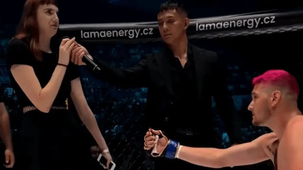 παλαιστής-έκανε-πρόταση-γάμου-στη-σύν-1923466