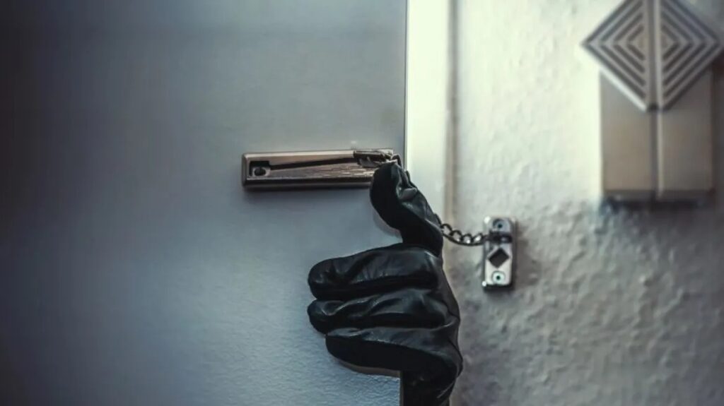 χρυσή-διάρρηξη-με-λεία-160-000-ευρώ-στην-κέ-1942372