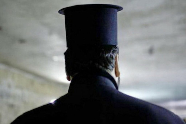 έξαλλοι-κάτοικοι-με-ιερέα-μαζεύουν-1954733