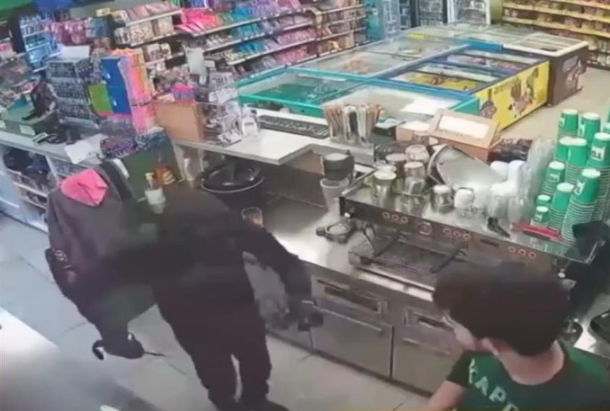 απείλησε-τον-υπάλληλο-με-μαχαίρι-και-ά-1979706