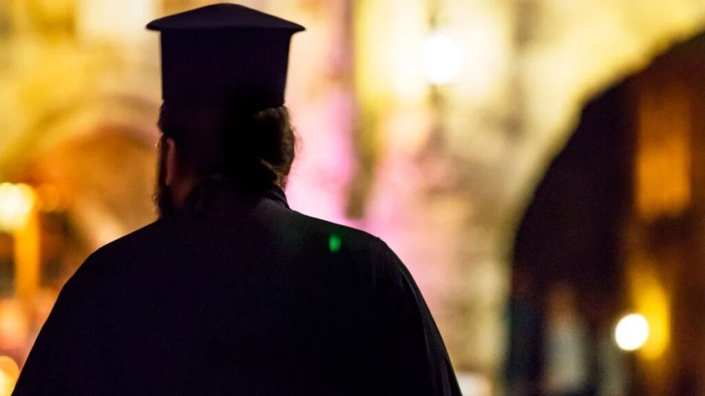 ιερέας-εξαπάτησε-ηλικιωμένο-και-του-π-2012536