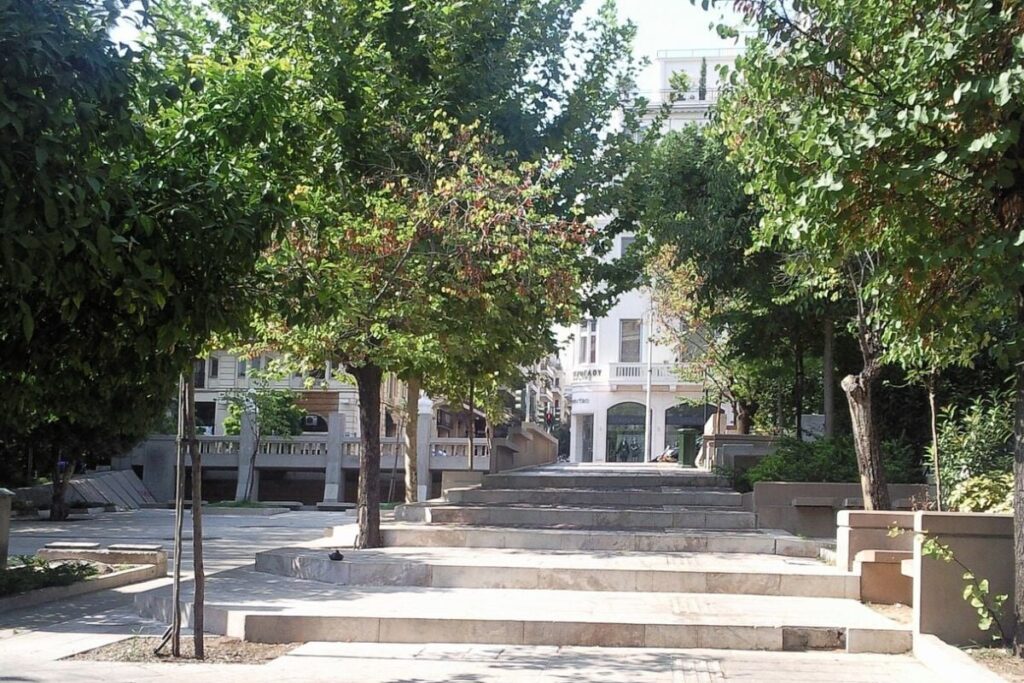 ροζ-καβγάς-με-πρώην-υπουργό-στο-κολωνά-2006142