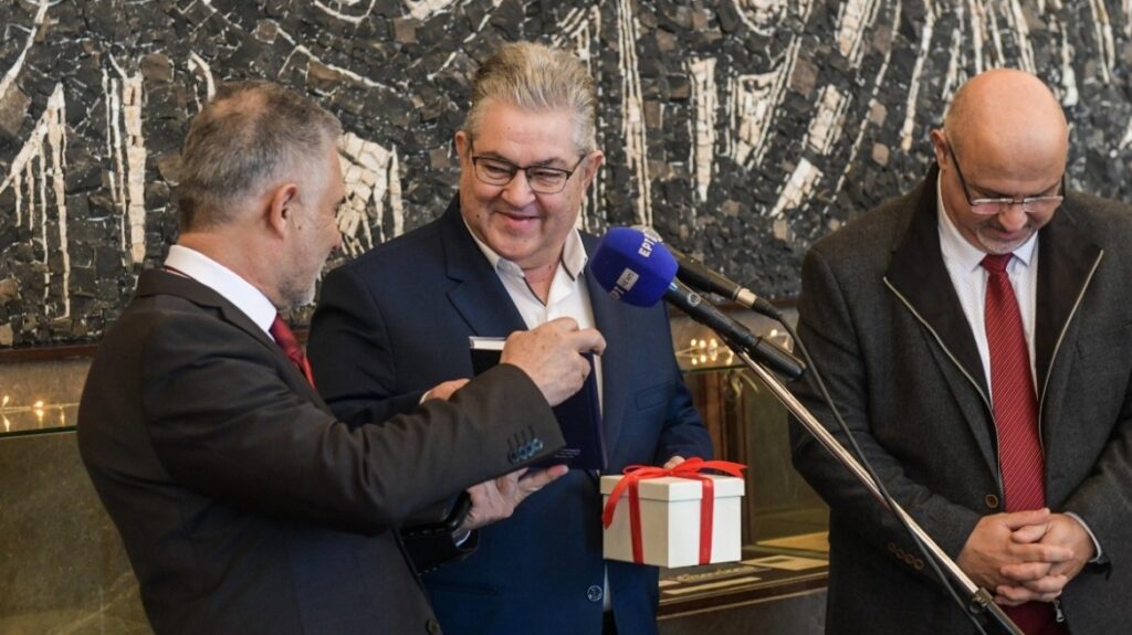 κουτσούμπας-άκουσε-τα-κάλαντα-από-την-2011293