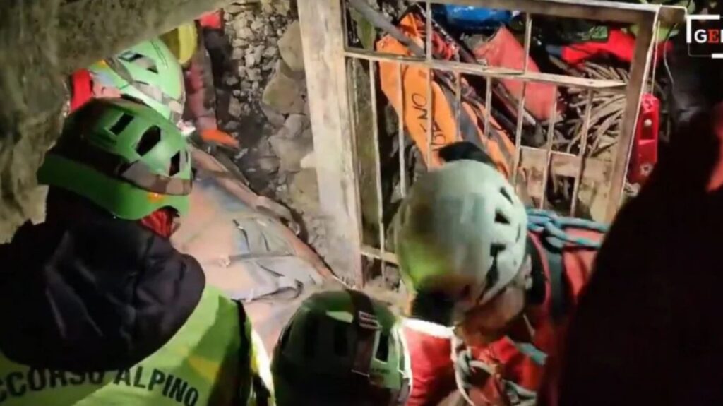 ιταλία-διασώστες-ανέσυραν-εγκλωβισμ-2008281
