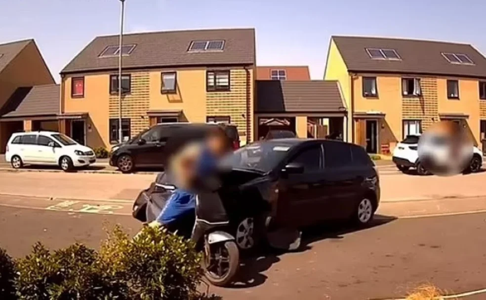 βίντεο-σοκ-οδηγός-έριξε-σκόπιμα-το-αυτ-2032943