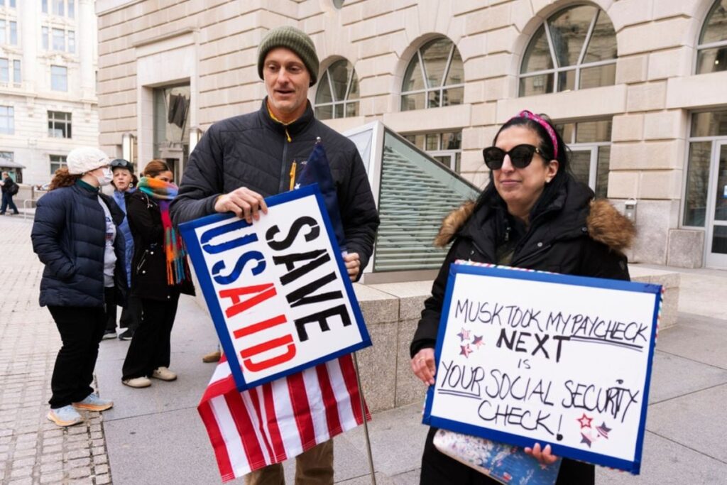 usaid-ο-τραμπ-έβγαλε-σε-αργία-όλους-τους-εργ-2043955