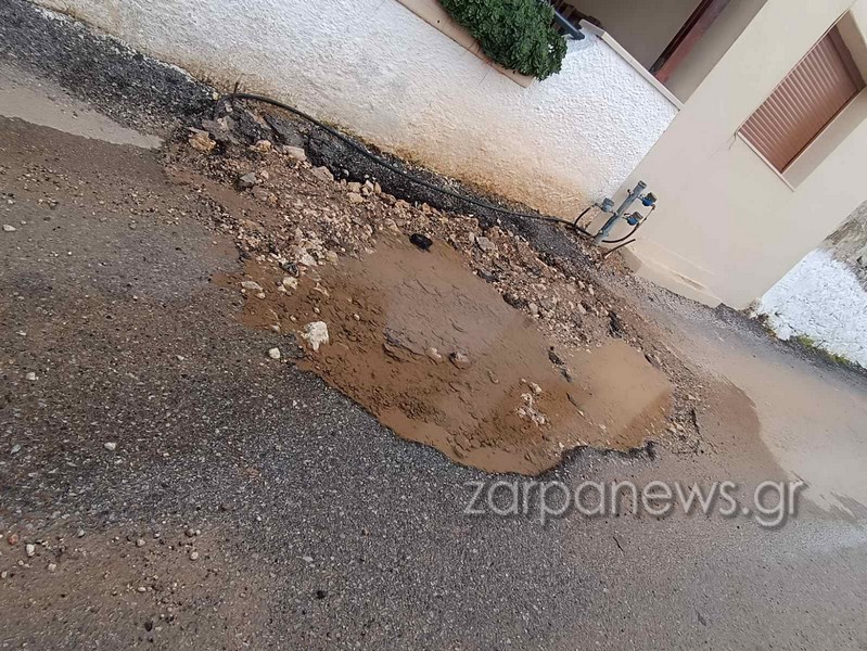 χανιά-σπατάλη-νερού-από-σπασμένο-αγωγ-2062195