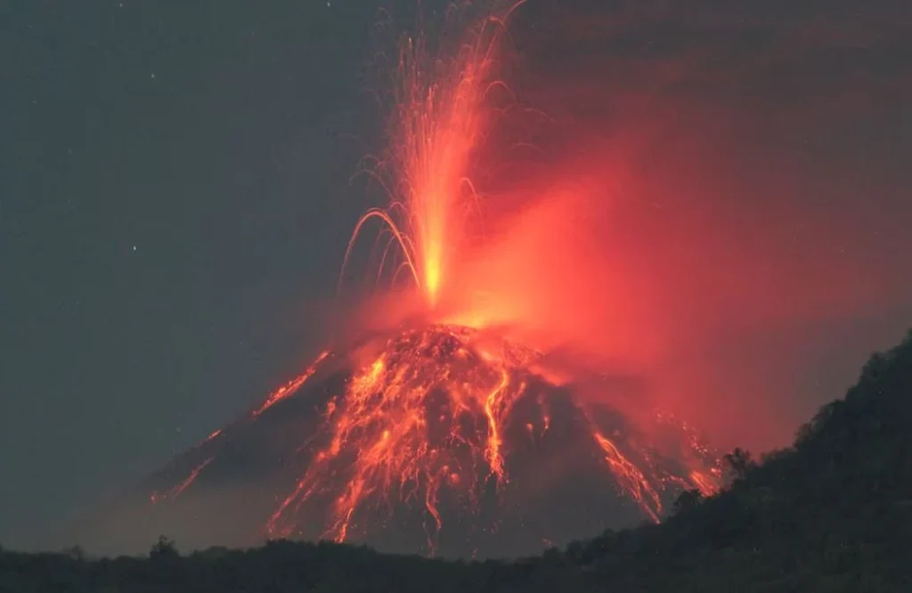 ινδονησία-έκρηξη-του-ηφαιστείου-lewotobi-laki-laki-2058973