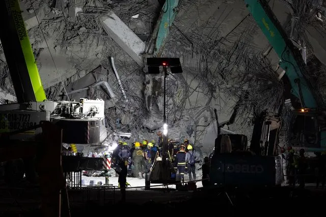 μιανμάρ-δραματικές-ώρες-στα-συντρίμμ-2064563