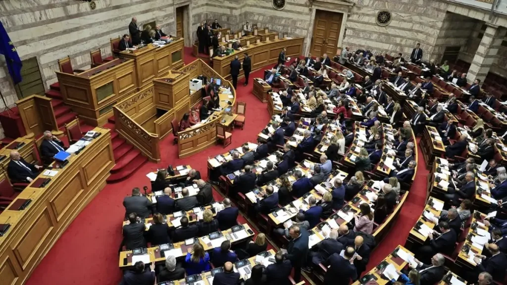 h-συζήτηση-στη-βουλή-για-την-πρόταση-δυσ-2049275
