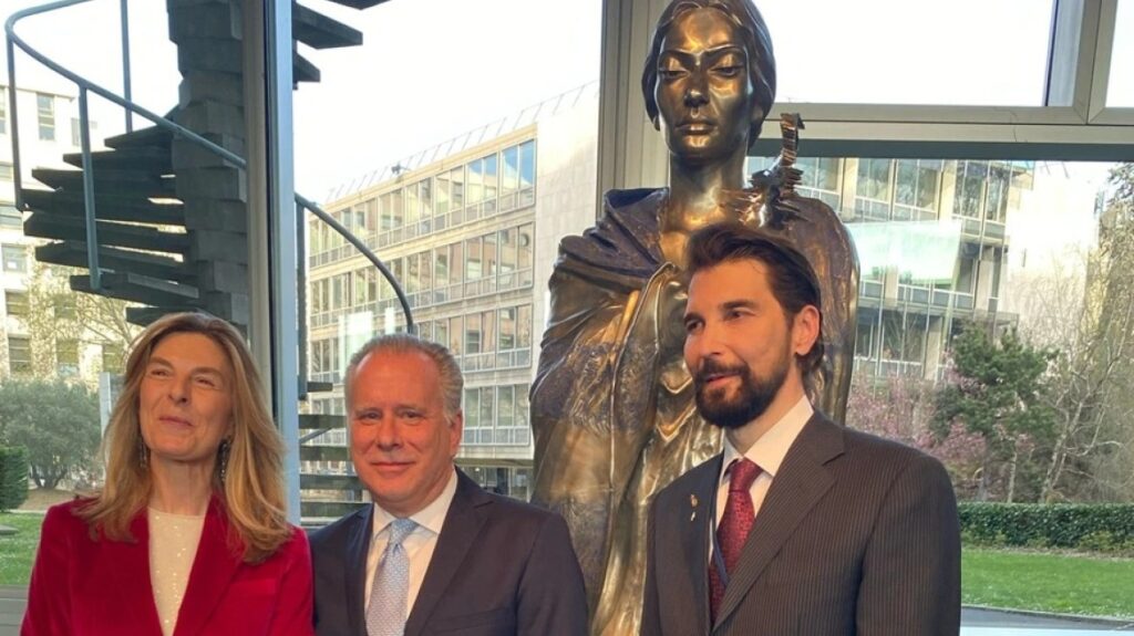 γαλλία-άγαλμα-της-μαρίας-κάλλας-κοσμε-2068248