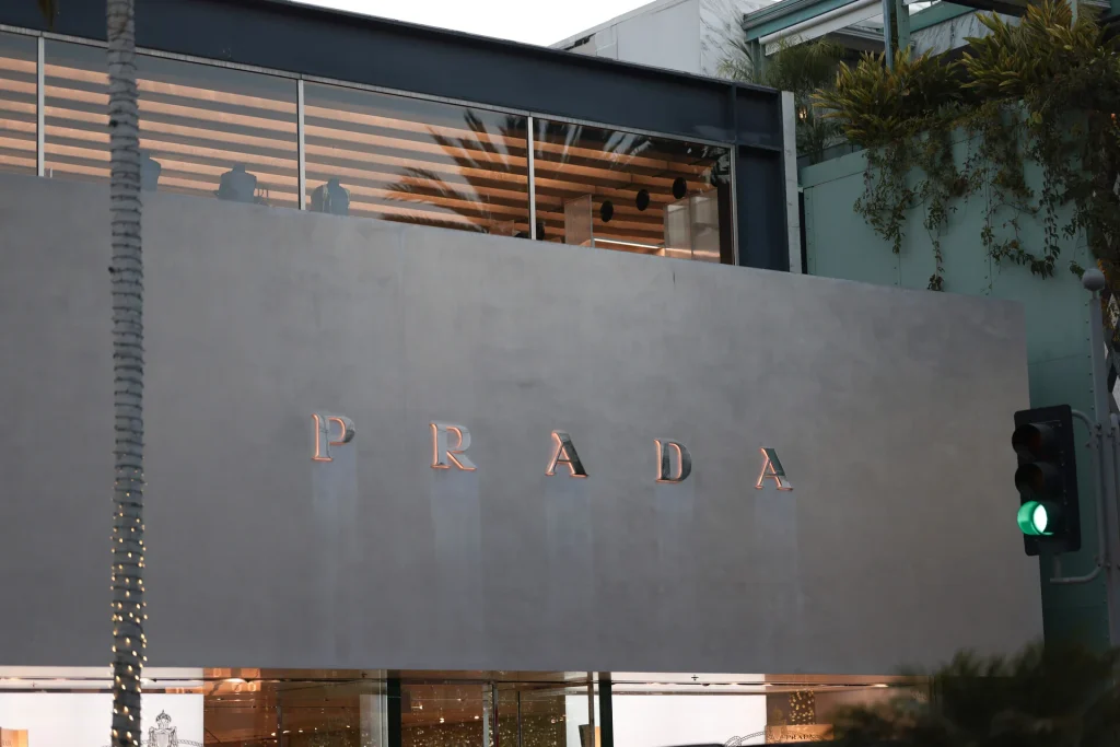 η-prada-εξαγόρασε-τον-versace-το-deal-των-125-δισ-ευρώ-2071764