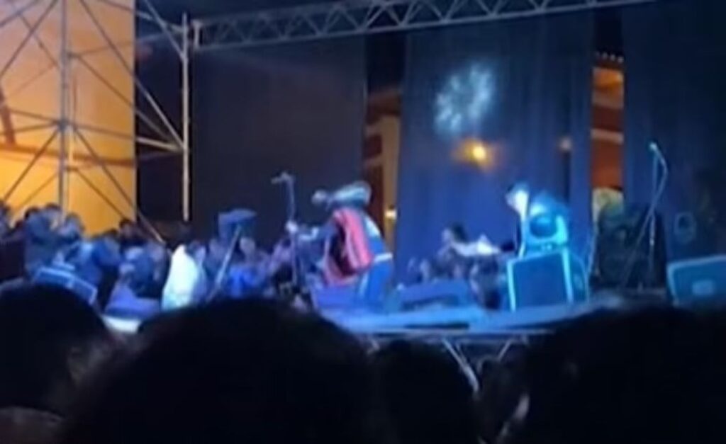 κατέρρευσε-σκηνή-κατά-τη-διάρκεια-συν-2102434