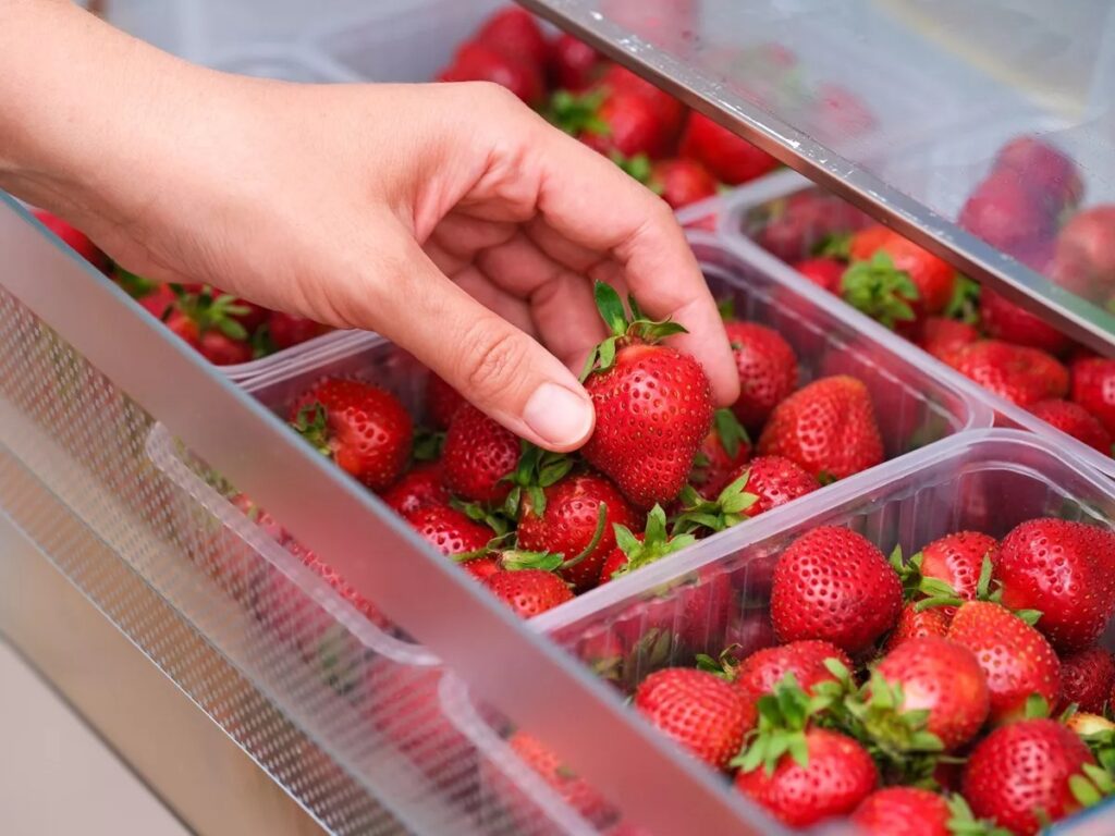πώς-αποθηκεύουμε-τις-φράουλες-για-να-μ-2097493