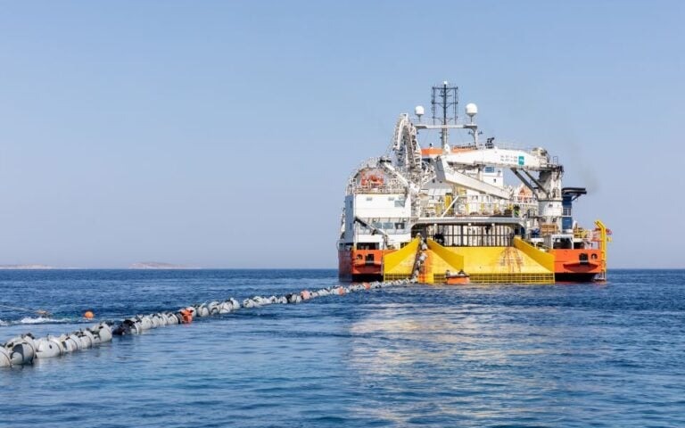 σε-χρόνο-ρεκόρ-μπήκε-στην-πρίζα-η-ηλεκτ-2099642