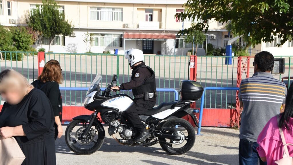 σοκ-έξω-από-δημοτικό-σχολείο-άνδρας-π-2086948