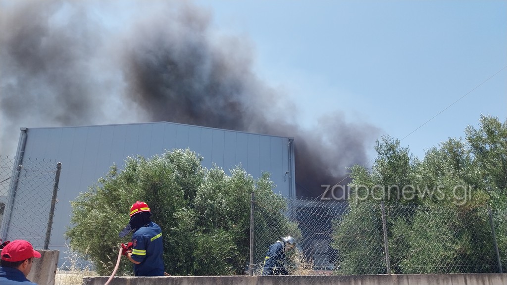 Κρήτη: Μεγάλη κινητοποίηση της Πυροσβεστικής για φωτιά σε επιχείρηση - Πυκνοί μαύροι καπνοί σκέπασαν την περιοχή - Δείτε εικόνες