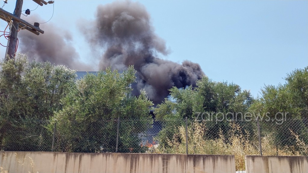 Κρήτη: Μεγάλη κινητοποίηση της Πυροσβεστικής για φωτιά σε επιχείρηση - Πυκνοί μαύροι καπνοί σκέπασαν την περιοχή - Δείτε εικόνες