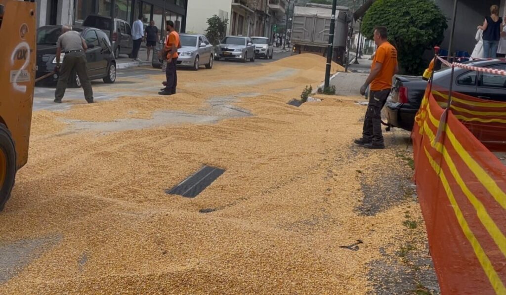 ο-δρόμος-γέμισε-καλαμπόκι-έπεσε-από-2105055