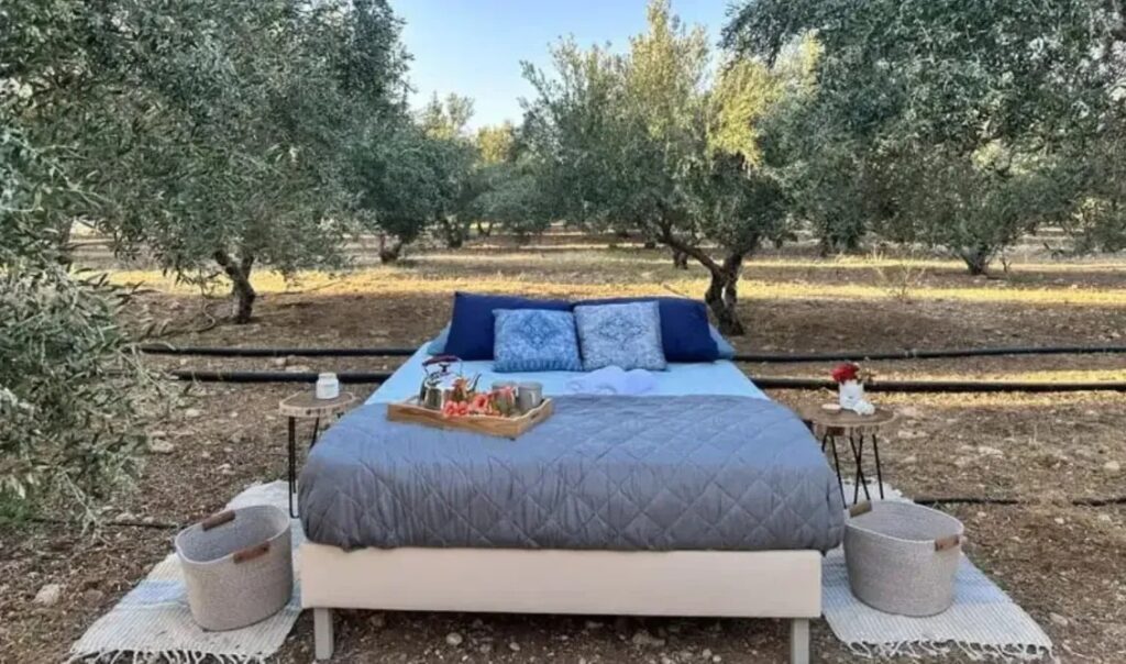 κρήτη-νοικιάζουν-κρεβάτι-μέσα-στις-ε-2105475