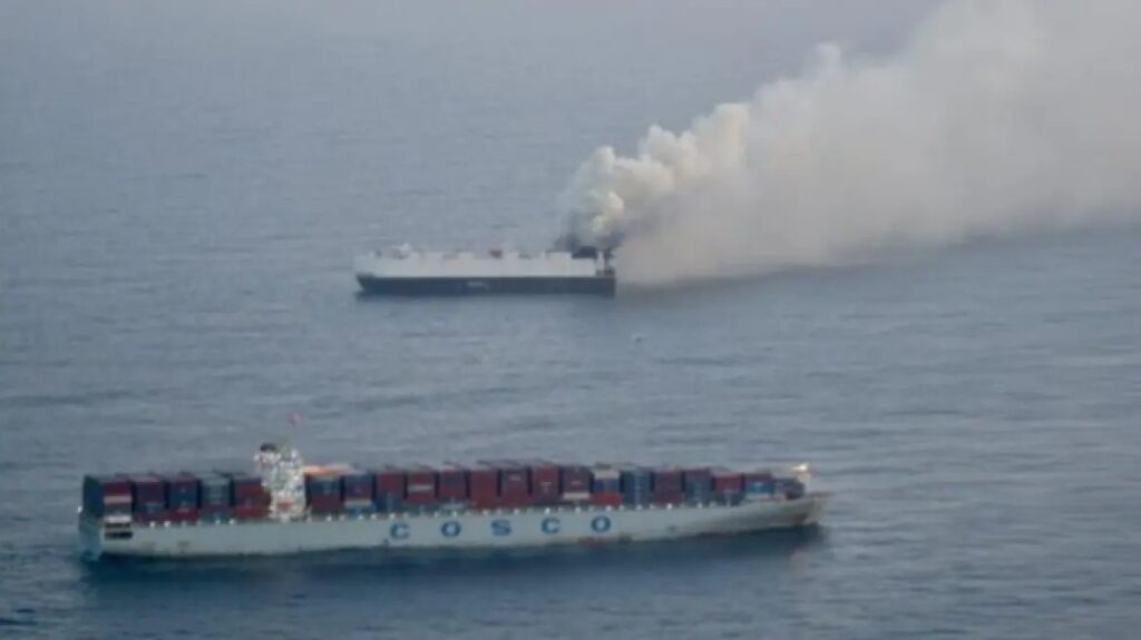 φωτιά-σε-φορτηγό-πλοίο-με-3-000-αυτοκίνητα-2104968