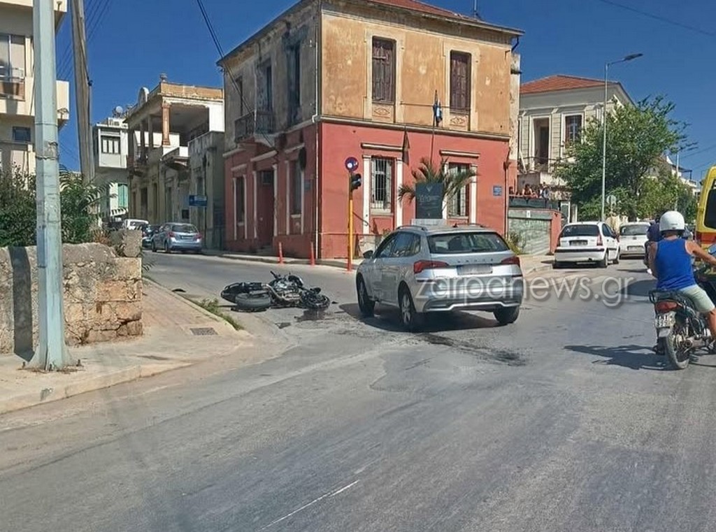 Κρήτη: Τροχαίο ατύχημα σε πολυσύχναστη διασταύρωση – Τραυματίστηκε οδηγός μηχανής
