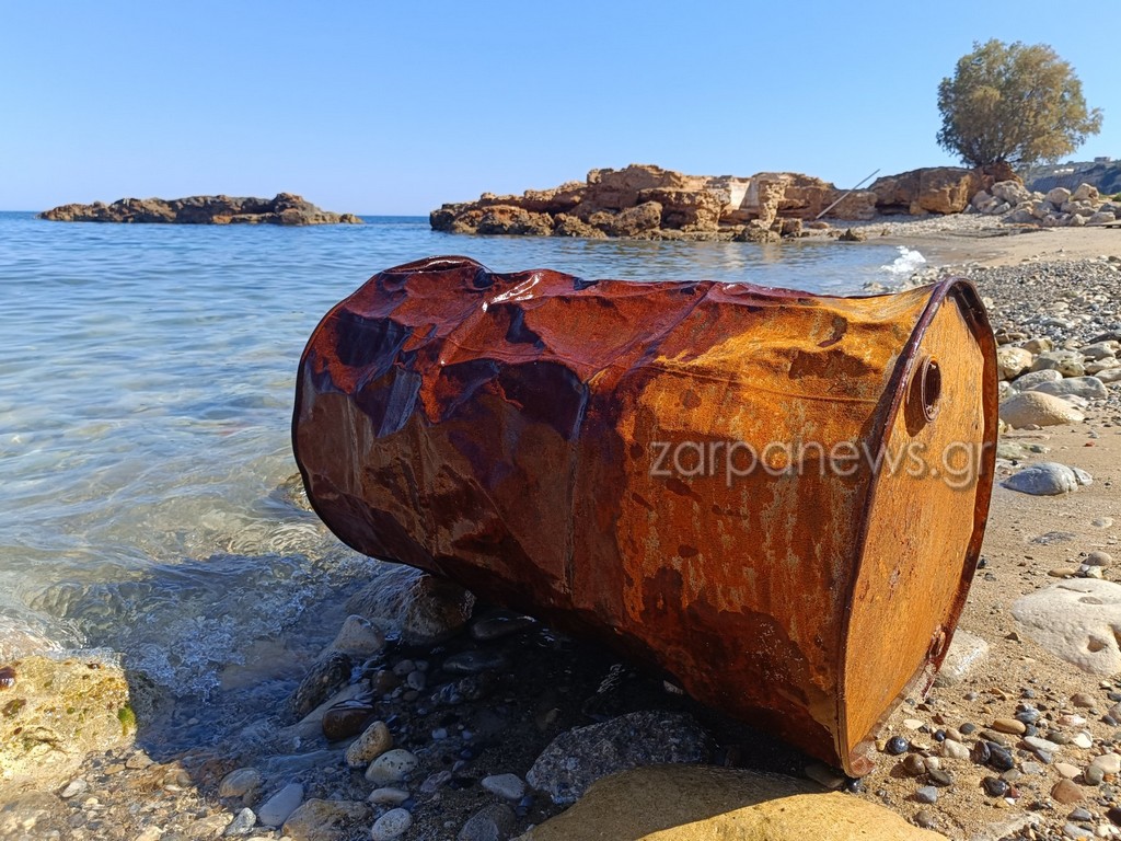 Κρήτη: Επί ένα μήνα στη θάλασσα σκουριασμένο βαρέλι με λάδι – Καταγγελίες για αμέλεια και ρύπανση